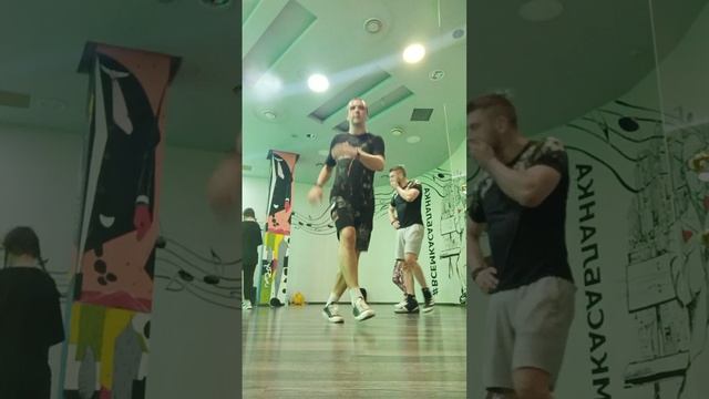 Учим шафл движения, импровизируем в танцевальную связку. Танцуем в новой студии с новым преподом! 🔥 смотреть онлайн