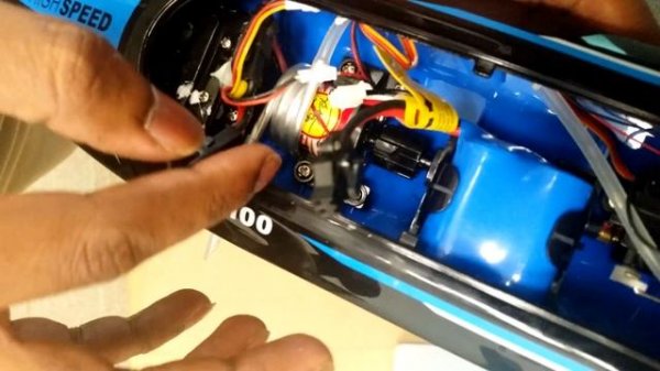 H100 speed boat battery compartment