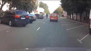 Велосипедист едет «против хода» по дороге с односторонним движением