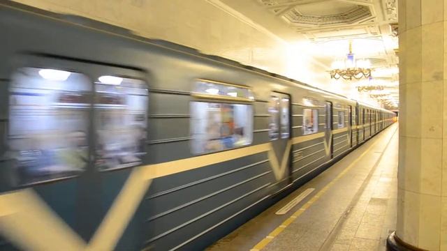 - Прибытие метропоезда на станцию "Автово". Город Санкт-Петербург. Июнь 2015 года. - смотреть онлайн
