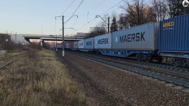 Электровоз ВЛ10У-661 с грузовым поездом. смотреть онлайн