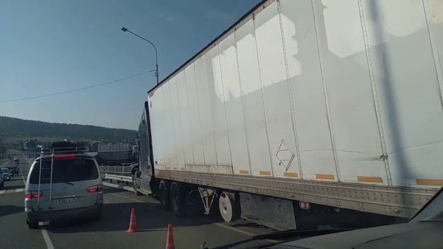 Фура залезла на ограждение смотреть онлайн