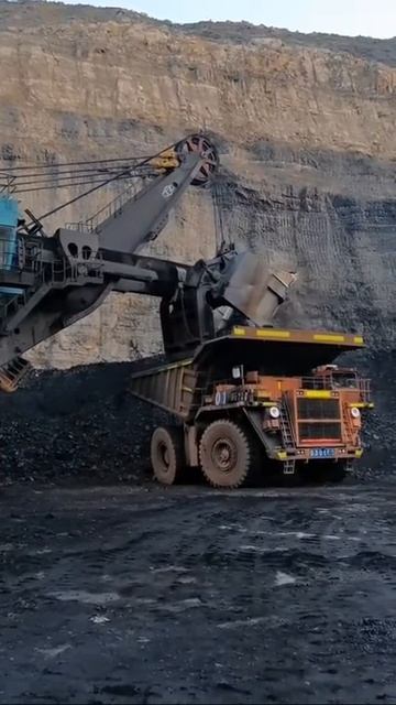 World record 80 tons per digging #Shorts смотреть онлайн
