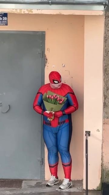 Форма курьера Человек Паук на 8 марта смотреть онлайн