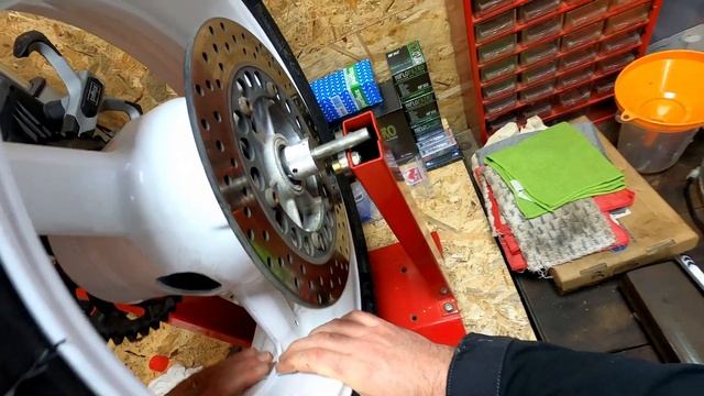 équilibrage pneu manuel : démonstration sur pneu de moto смотреть онлайн