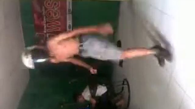 Rhevy Break Dance to the song LIMFAO смотреть онлайн