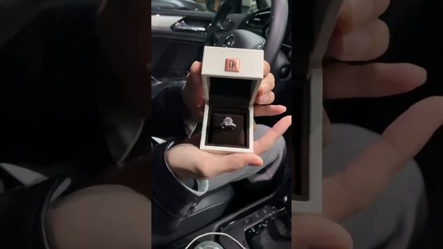 偷看帅哥腹肌，结果不小心被男友发现，这下可解释不清楚了