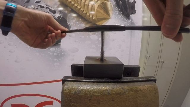 DC Swiss – How to use a Thread Hand Tap смотреть онлайн