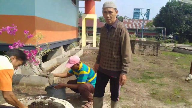 RENOVASI TAMAN SMP NEGERI 1 KEMPAS смотреть онлайн