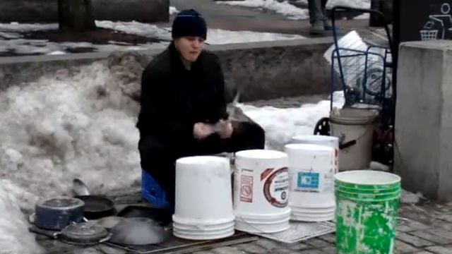 Чувак играет на ведре смотреть онлайн