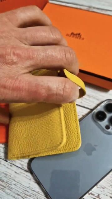 Яркий летний кошелёк Hermes в жёлтом цвете. Очень красивый лимонный цвет смотреть онлайн