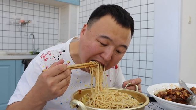 面条这么吃太香了！酱香浓郁的茄子肉丁浇在面条上，一阵狂吸真过瘾！【cram阿强】