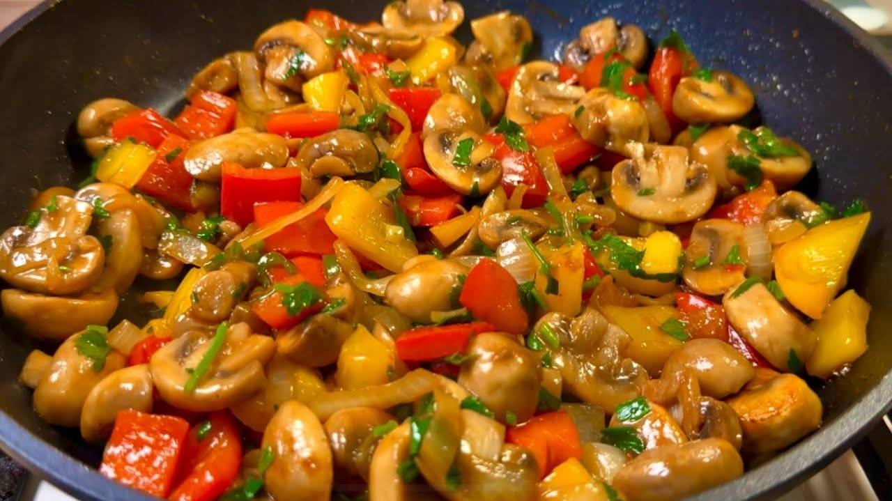 Шампиньоны жареные на сковороде. Как правильно жарить шампиньоны. Жареные шампиньоны на сковороде. смотреть онлайн