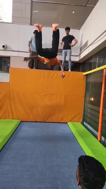 Jumping trampoline back flip 😱😱😱 смотреть онлайн