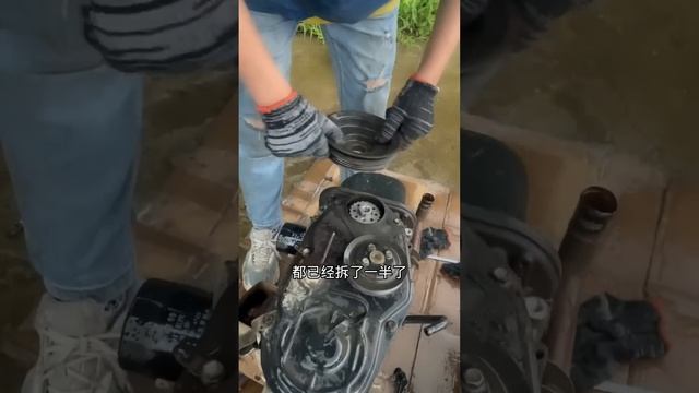 小蘭開車被攔下，原來是車主掛上檔車不走了。 小蘭直接在路邊進行維修【小阿蘭修車】#修車 смотреть онлайн