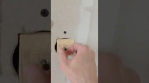 Новый способ замуровать отверстие в гипсокартонной стене.
