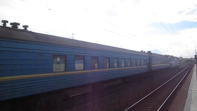 Электровоз ЧС7-037 с поездом Москва-Николаев, станция Нара смотреть онлайн