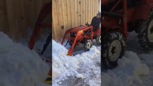 Минитрактор Батыр 18 чистит снег фронтальным погрузчиком 2019