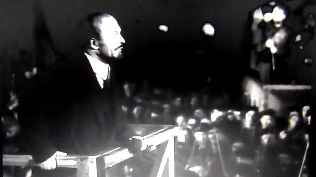 Человек с ружьём защищает трудящихся