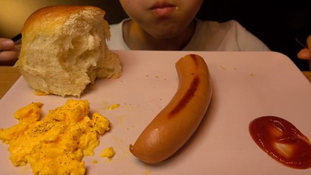 ASMR Breakfast Scrambled Egg Sausages Bread And Peach Juice No Talking Eating Sounds (吃播-먹방) 4K смотреть онлайн