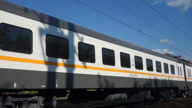 "Новьё с завода" ВЛ10У-142 с перегоняемым ЭП2Д-0219 проезжает станцию Яхрома. смотреть онлайн