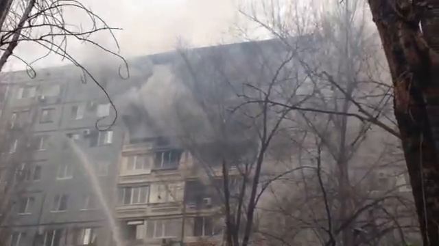 В Волгограде взорвался многоквартирный жилой дом. ВИДЕО! Тушат пожар смотреть онлайн
