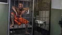 меня посадили в тюрьму но я сбежал и улетел на вертолёте смотреть онлайн