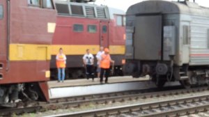 ЭП2К-012 маневрирует и ЧС4Т-617 прицепляется к поезду