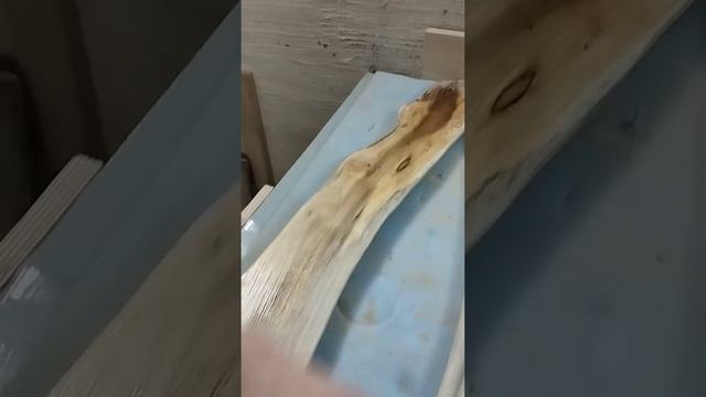 Шлифовка и пропитка льняным маслом массива грецкого ореха. смотреть онлайн