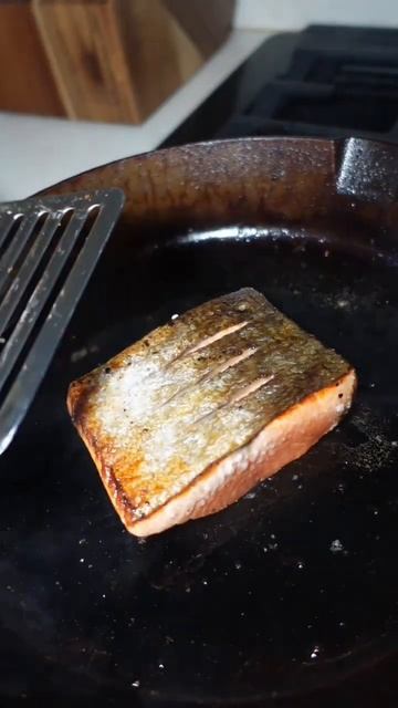 Let's make some crispy skin pan seared salmon 🤤🐠 смотреть онлайн