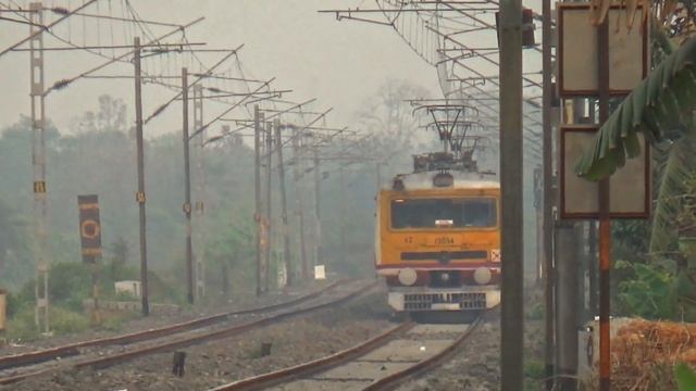 Old EMU local trains quickly accelerating in a crowded station || Eastern Railway смотреть онлайн