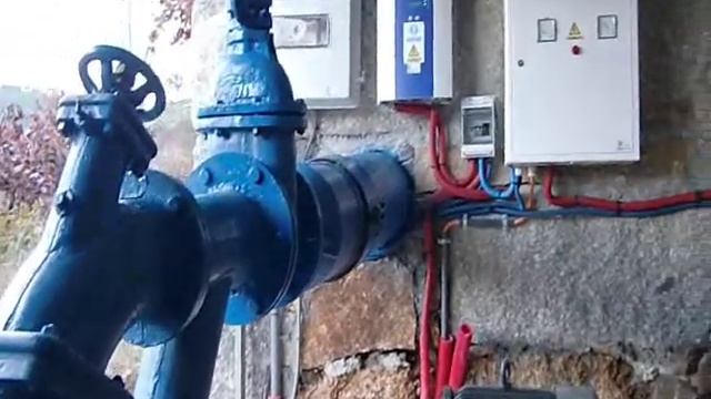 Microhidrica com turbina pelton e gerador assincrono ligada á rede eletrica смотреть онлайн