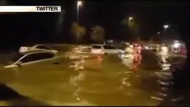 Ураган в Абу-Даби заставил плавать автомобили смотреть онлайн