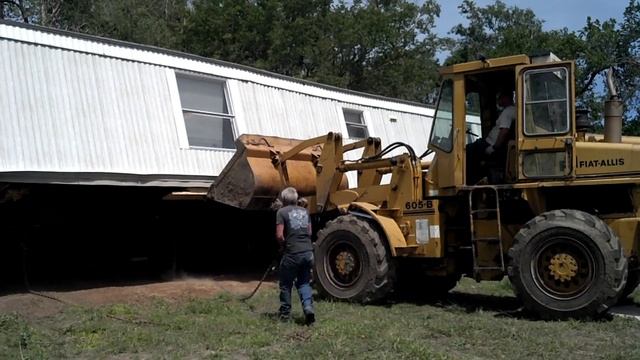 Two Fiat Allis 605-B Loaders and Peterbuilt flip over a mobile home. 3 of 3 смотреть онлайн