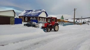 Трактор т-25 с цепями противоскольжения. Очистка снега. #трактор #цепь #снег