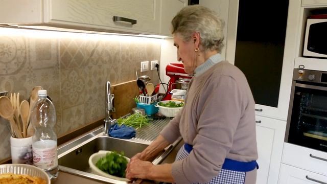 Pasta Grannies love Cicci's chestnut trofie with parsley pesto! смотреть онлайн