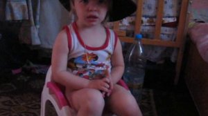 Девочка в шляпе на горшке))