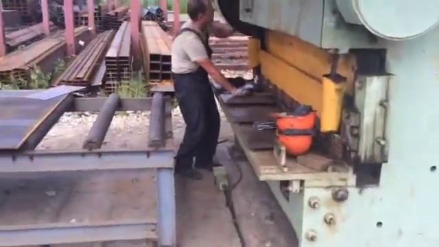 Рубка листа на гильотине смотреть онлайн