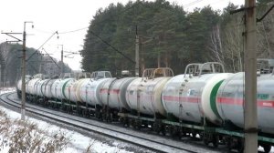 Грузовой поезд с цистернами, электровоз 2ЭС6-313 «Синара»