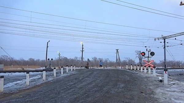 Railway. Railroad Crossing. Short freight train / Жд переезд. Короткий грузовой поезд