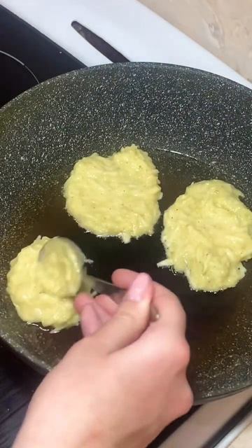 Нежные оладьи из кабачков! #рецепт #еда #вкусно #оладьиизкабачков #закуска смотреть онлайн
