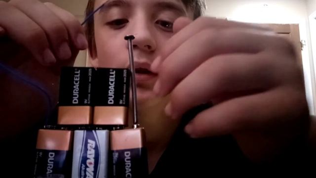 Using 5 pairs of 9 volt batterys Taser, mini drill, Sounds and Sparks! 54 volts AC смотреть онлайн