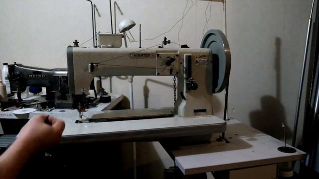 Attatching a flatbed table to a Juki TSC-441 clone leather stitcher. смотреть онлайн