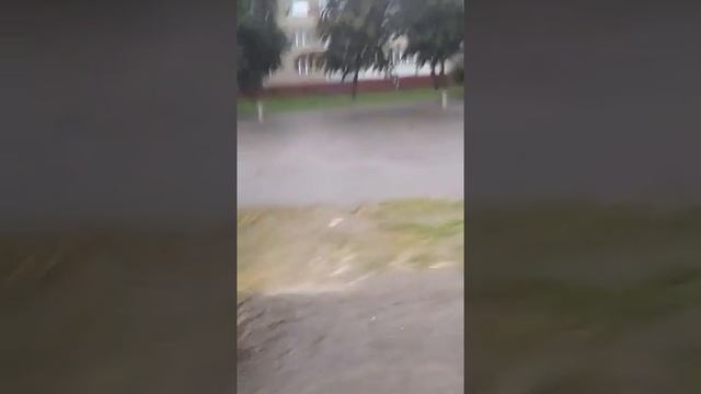 Разыгравшаяся непогода снова устроила в Гомеле «наводнения». Улица Богдана Хмельницкого. смотреть онлайн