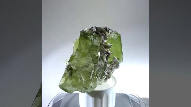 ЗЕЛЁНЫЙ БЕРИЛЛ (КРИСТАЛЛ 670 кар.)АФГАНИСТАН смотреть онлайн