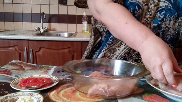 Куриная грудка под помидорами чесноком и майонезом.# Быстро! Вкусно! Полезно!