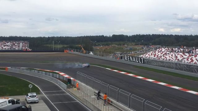 На трассе MoscowRACEWAY болид F-1 Red Bull RB6