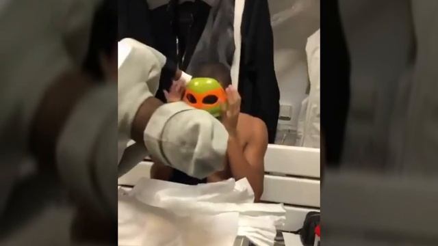 THIAGO SILVA OFFRE UN MASQUE DE TORTUE À KYLIAN MBAPPÉ #DONATELLO !!! смотреть онлайн