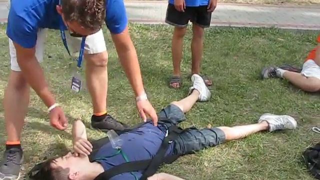 ПМП. Изготовление носилок в походных условиях смотреть онлайн