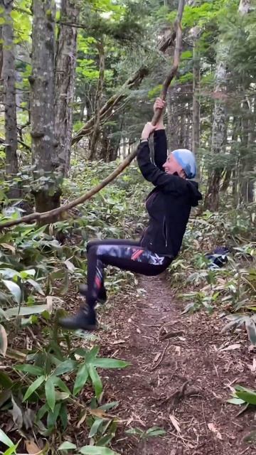 ПРОСТО ВЕСЕЛАЯ…😄😉🤪🌳#активныйотдых #жена #обезьянка #кунашир #тропики #курилы смотреть онлайн